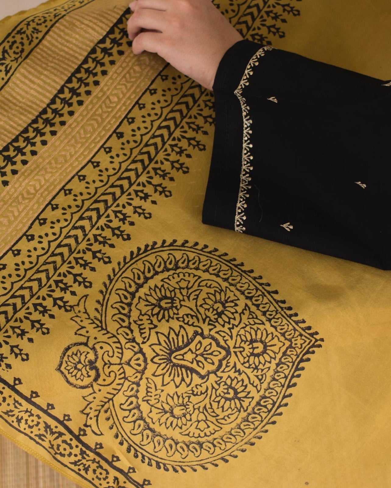 Aabroo Embroidered 3PC Set – Elegant Women’s Luxury 3 Piece Suit