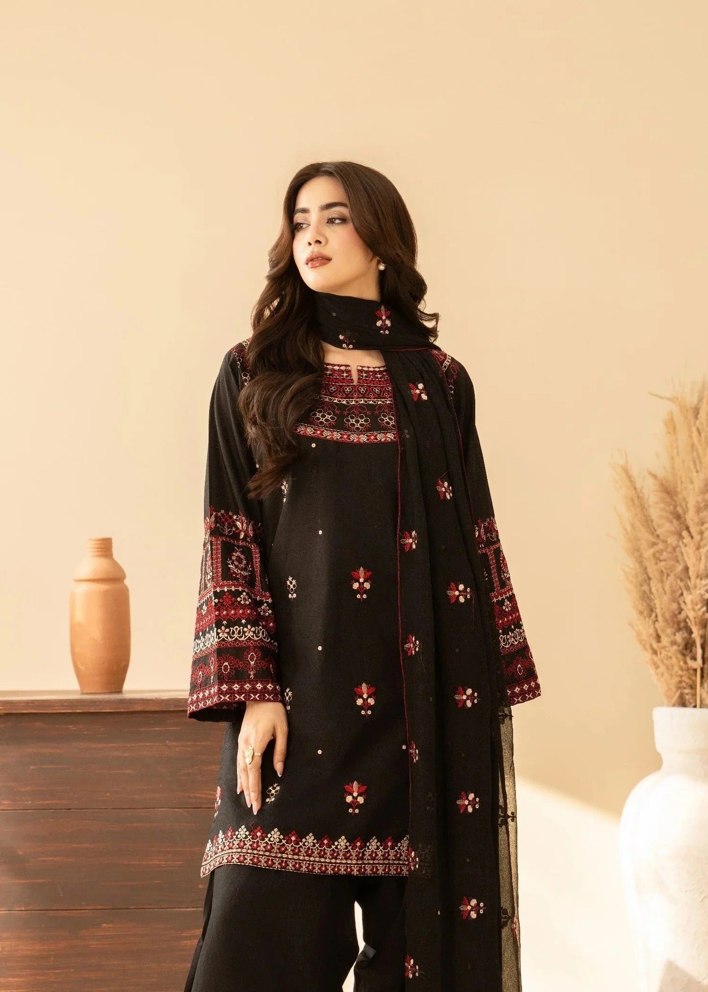Siyah Gul Lawn Embroidered 3PC Suit ad