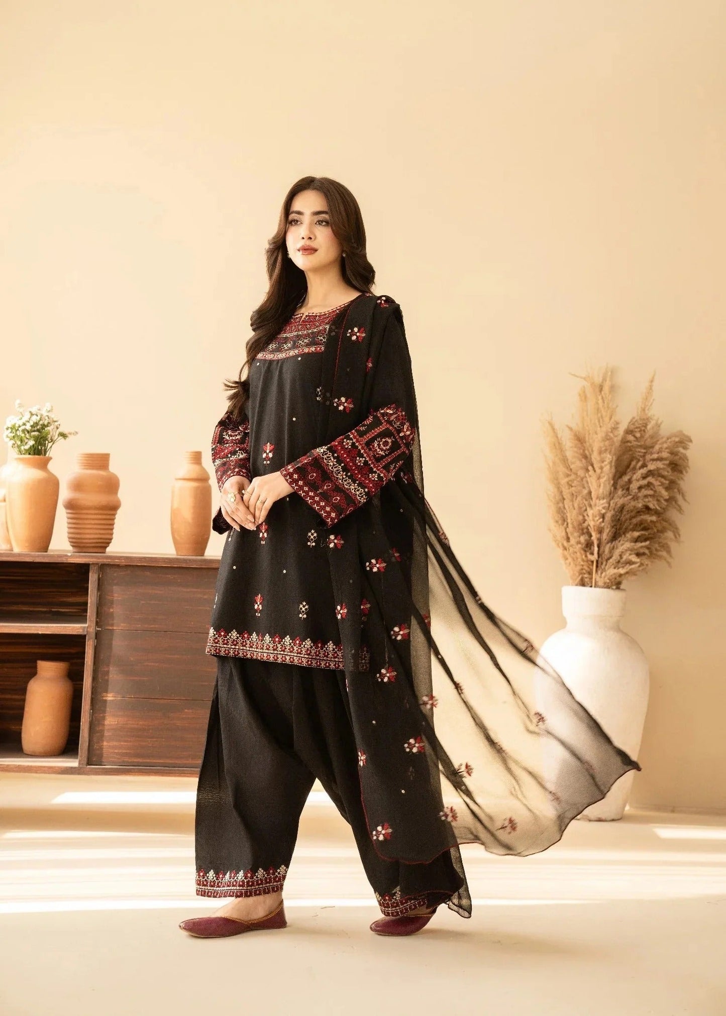 Siyah Gul Lawn Embroidered 3PC Suit ad