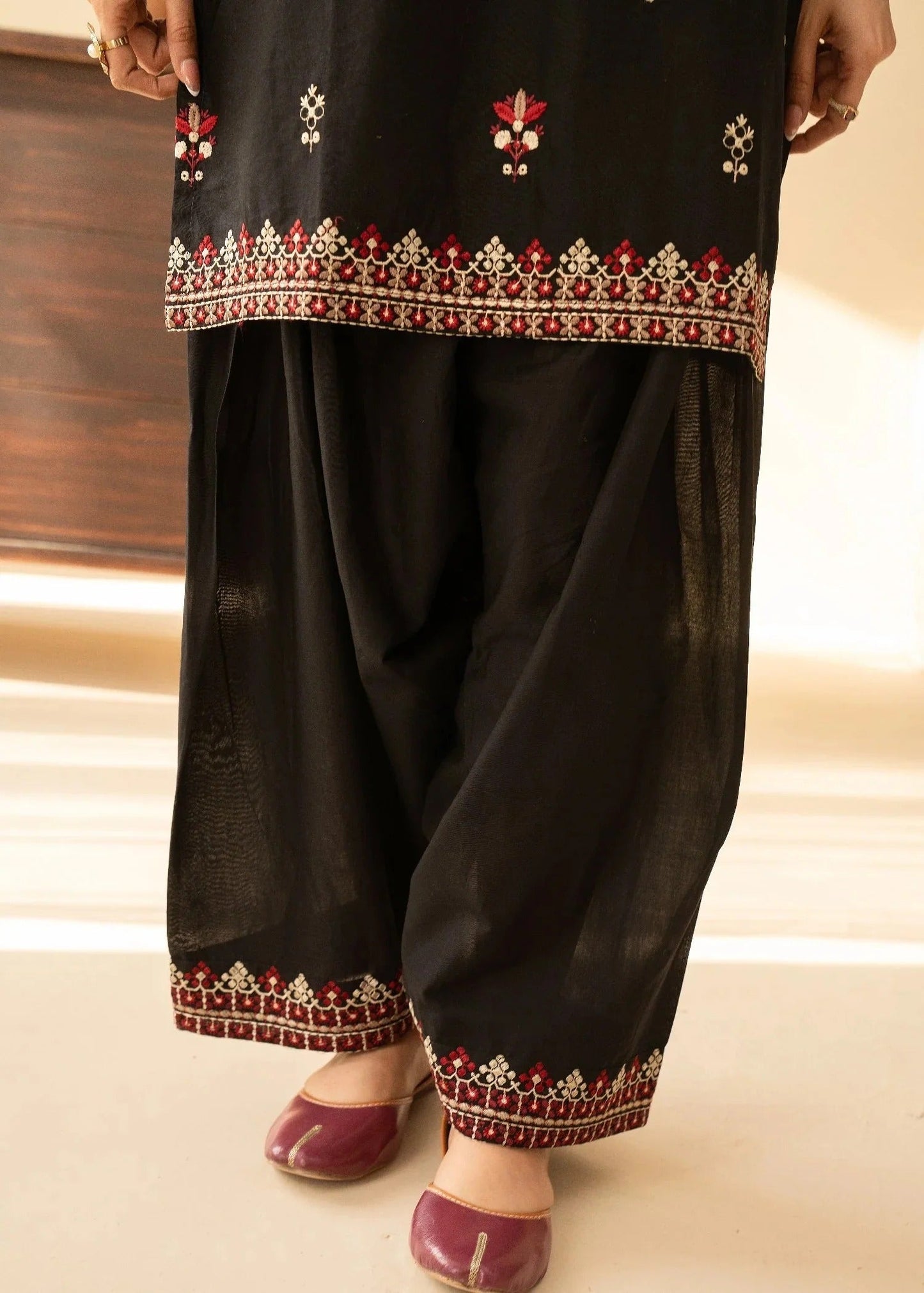 Siyah Gul Lawn Embroidered 3PC Suit ad